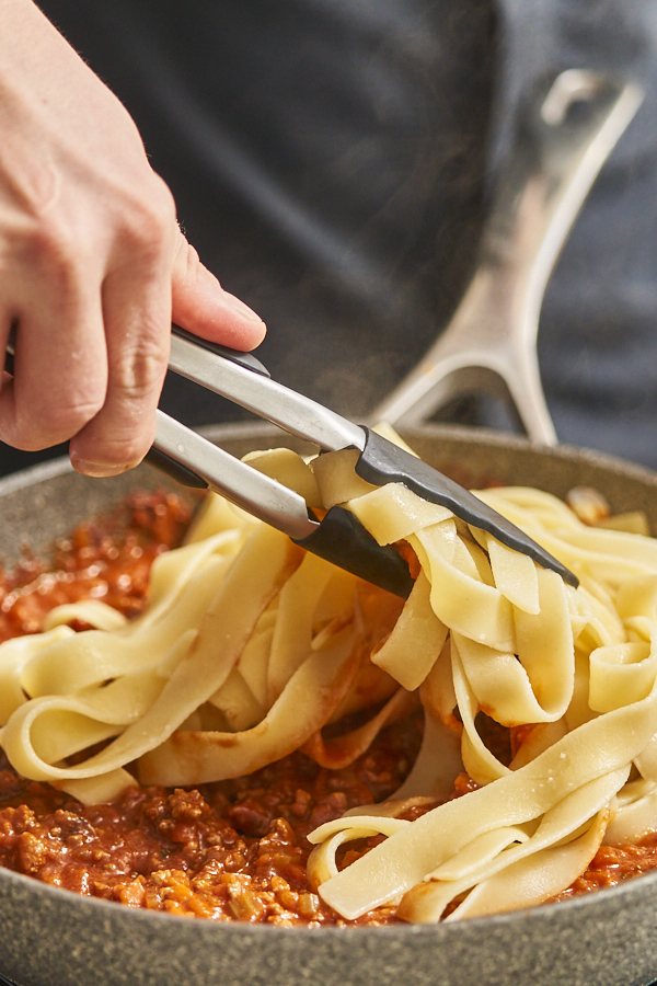 Bolognesesauce in einer Pfanne mit Tagliatelle