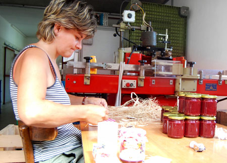 Handarbeit Die Gläser werden von Hand hübsch verziert.