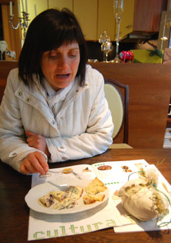 Degust-Affineur-Edith erklärt Edith erklärt uns die unterschiedlichen Käse