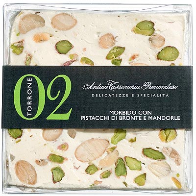 Torrone Mandeln wie in echter Torrone waren zu teuer, daher wurden Kichererbsen verwendet.