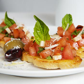 bruschetta Bruschetta mit Tomaten und Basilikum