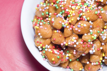Struffoli Struffoli mit bunter Zuckerdeko