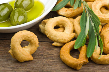 Taralli als Antipasto mit Oliven