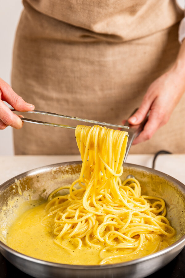 Pasta in Carbonarasauce schwenken