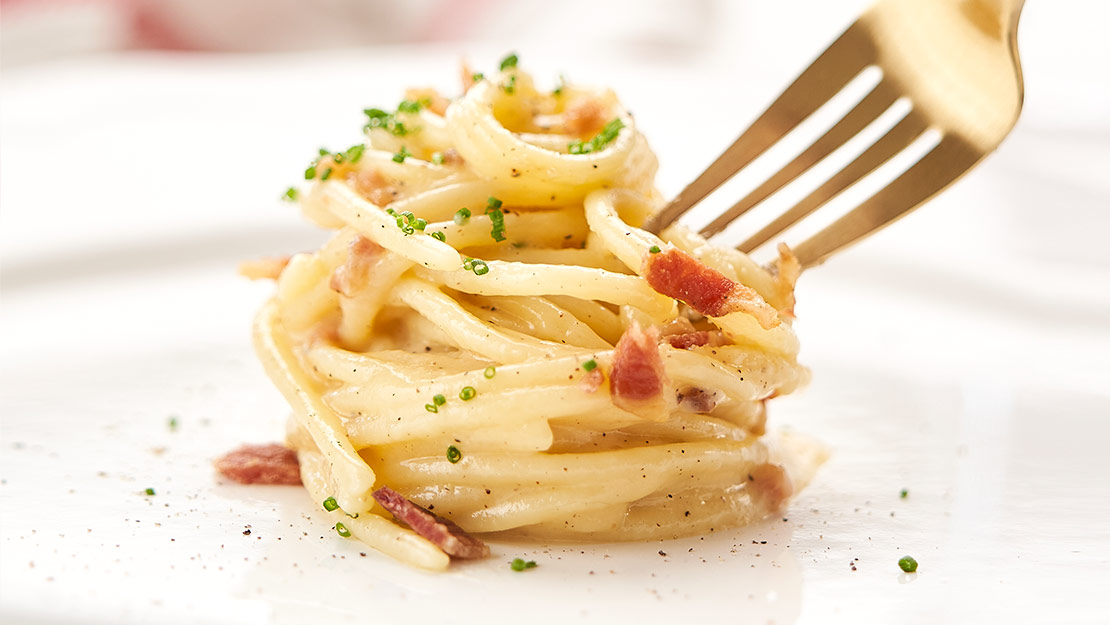 Gabel dreht Spaghetti Carbonara auf