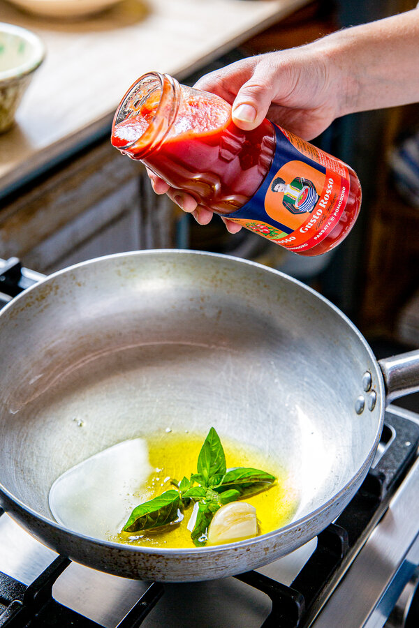 Olivenöl, Knoblauch, Passata in die Pfanne geben