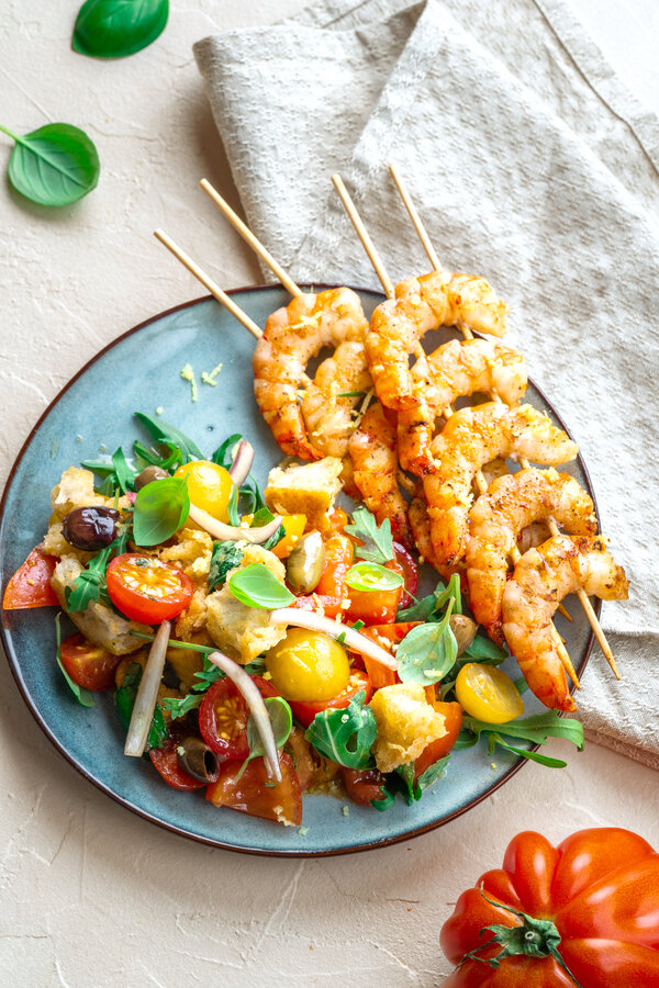 Panzanella mit Garnelen-Grillspieße