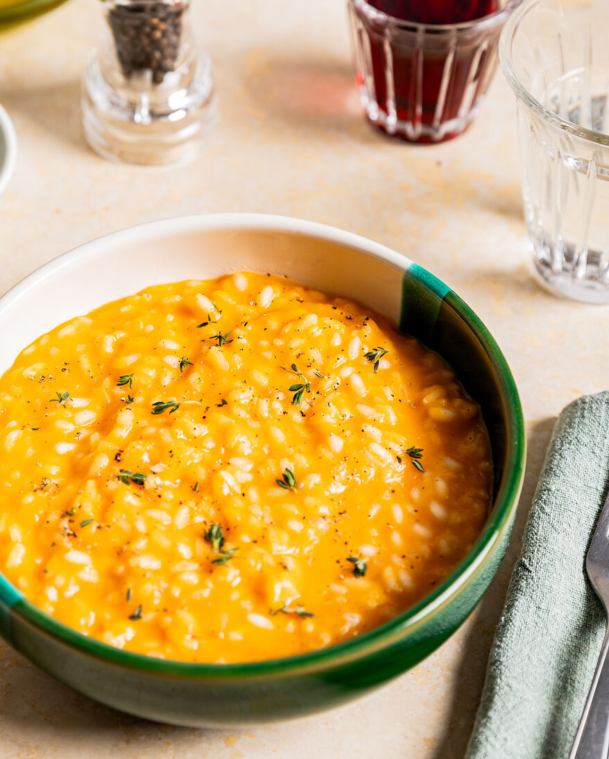cremiges Kürbisrisotto in einer Schale mit Kräutern garniert