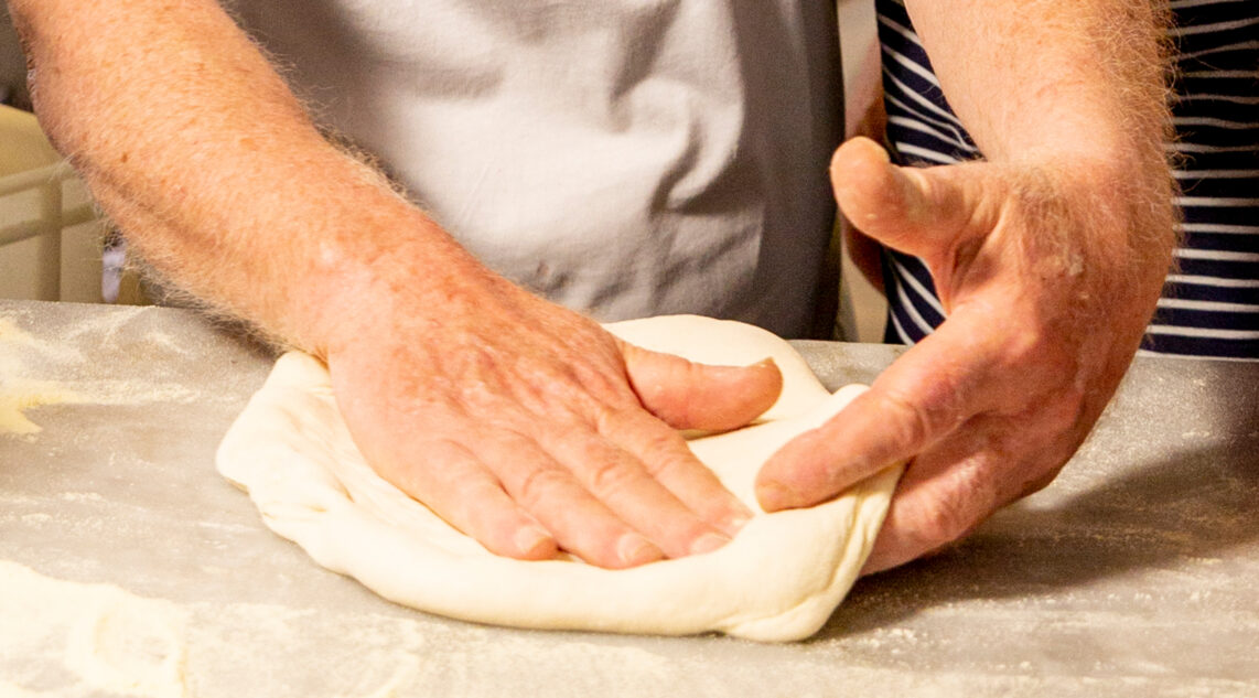 Pizzateig ausrollen: Forme Pizza wie in Italien!