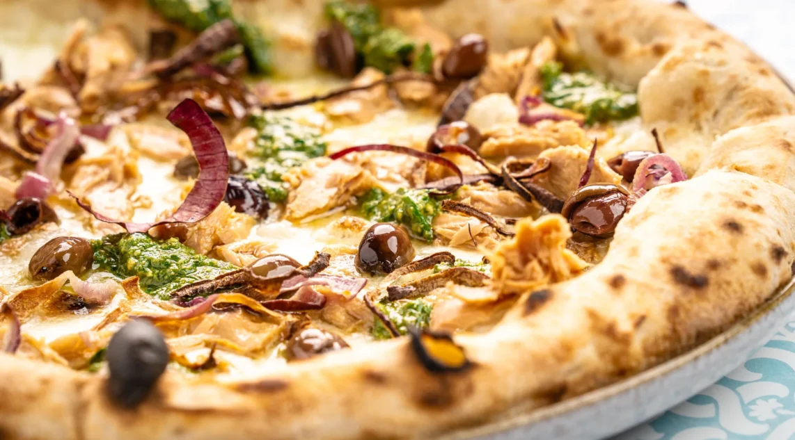 Pizza mit Thunfisch, Zwiebel und Oliven