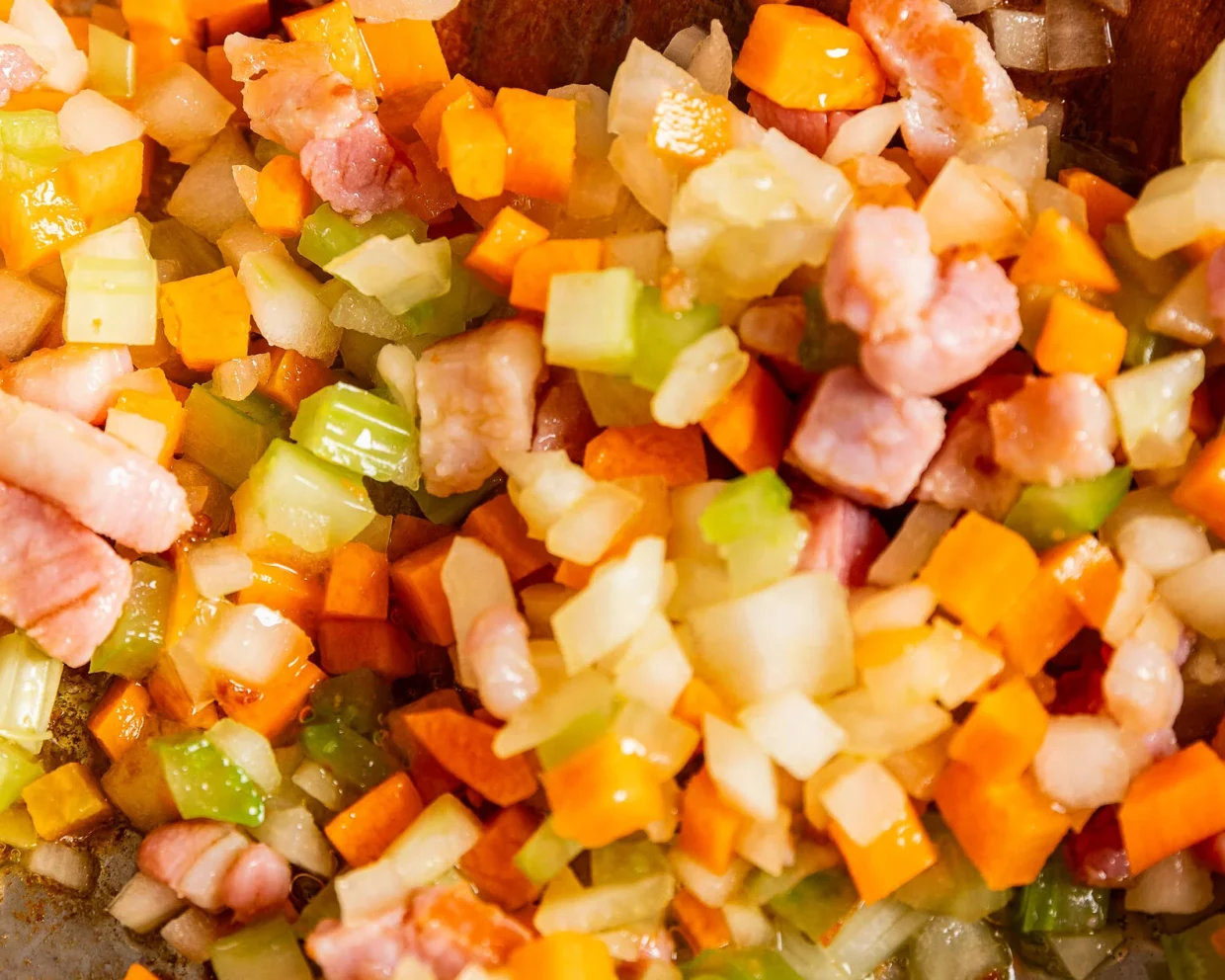 Nahaufnahme Rezept Sofritto im Topf aus Zwiebel-, Sellerie- und Möhrenwürfeln
