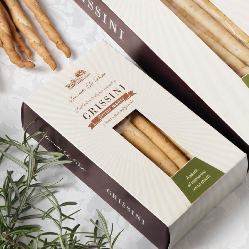 Handgerollte Grissini mit Rosmarin – frisches Brot im Bild, mit Gläsern ergänzt