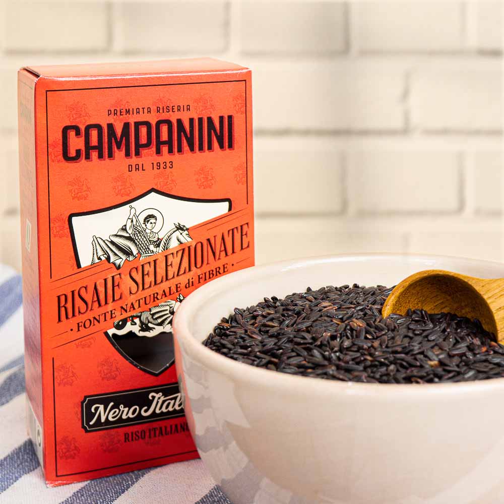 Italienischer schwarzer Reis – mit passenden Accessoires arrangiert