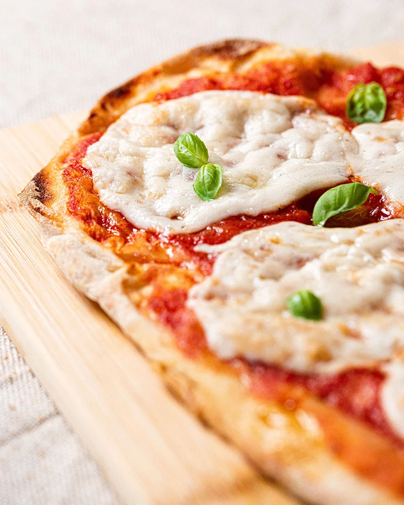 veganer Mozzarella auf einer Pizza, Bio