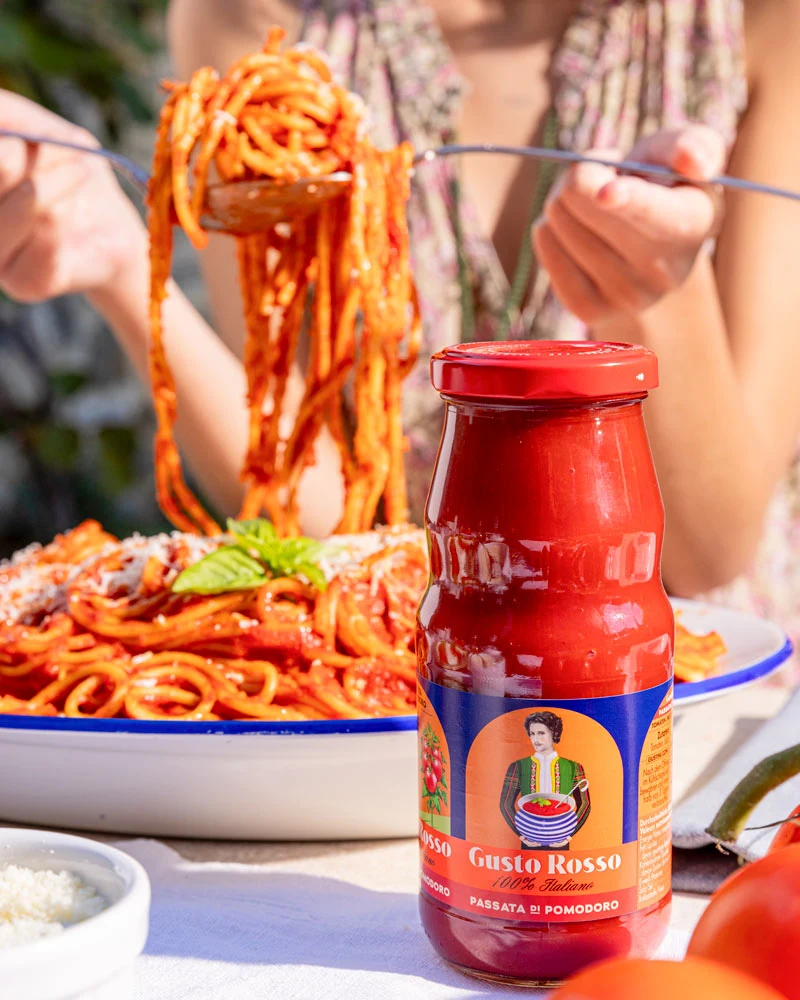 Passierte Tomaten - Passata – mit passenden Accessoires arrangiert