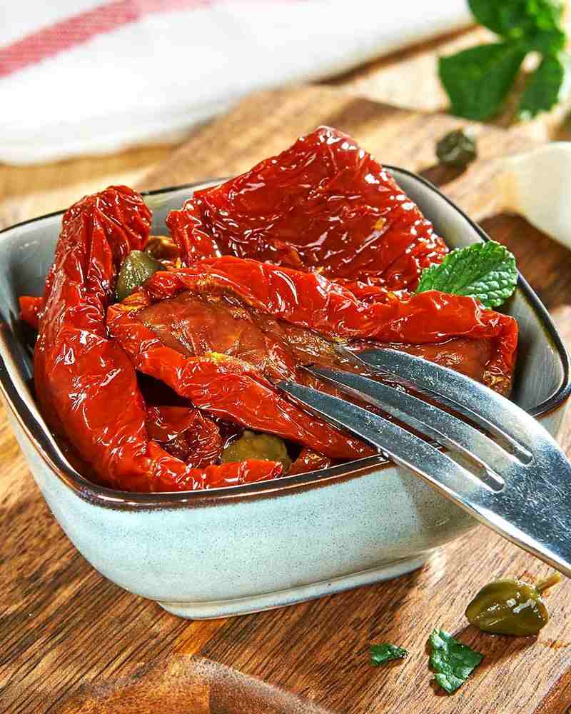 Tomates séchées au soleil Sonnengetrocknete Würz-Tomaten – ansprechend in Szene gesetzt