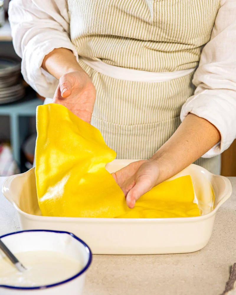 frische Lasagneplatten werden in die Ofenform gelegt