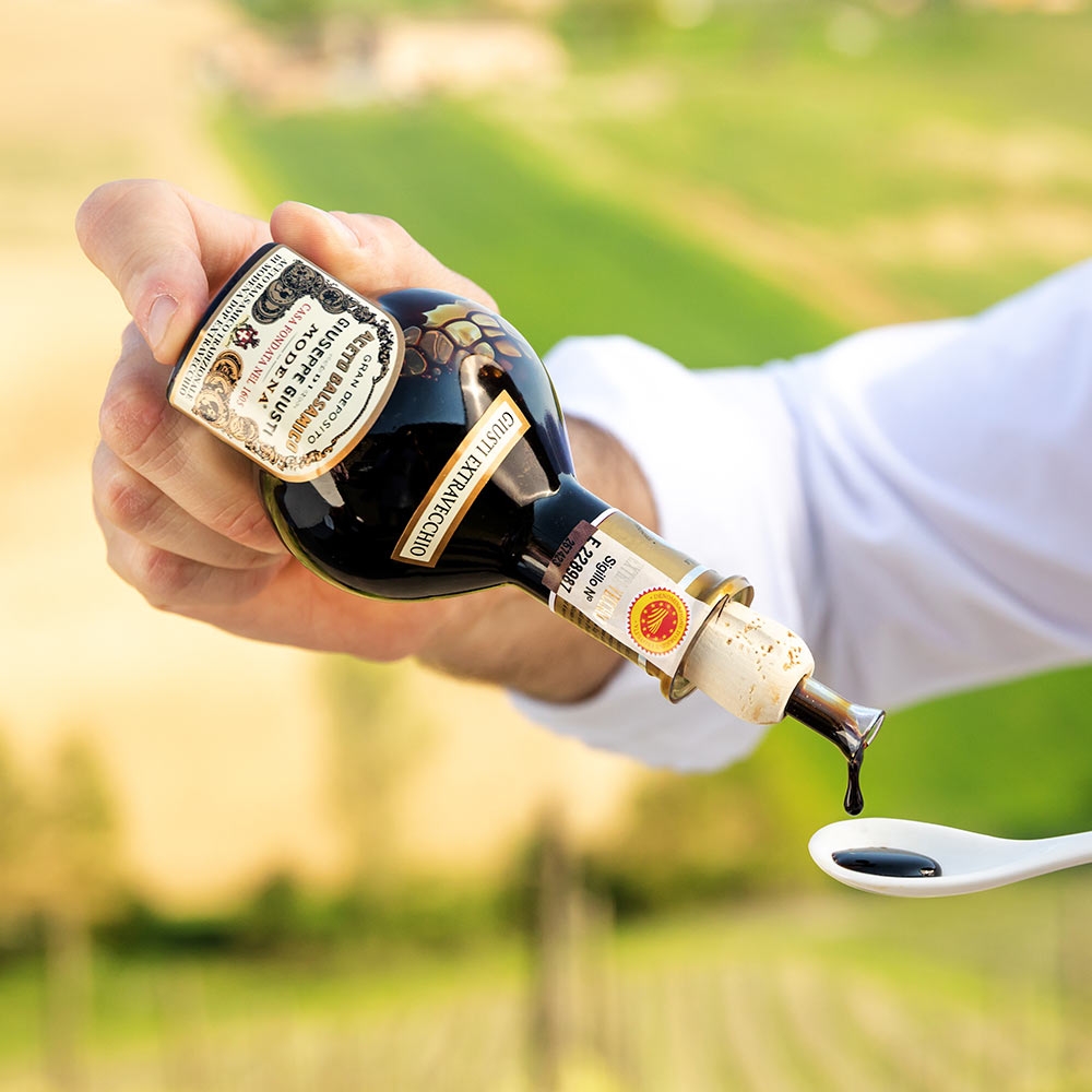 Aceto Balsamico Tradizionale DOP - extra vecchio – mit passenden Accessoires arrangiert