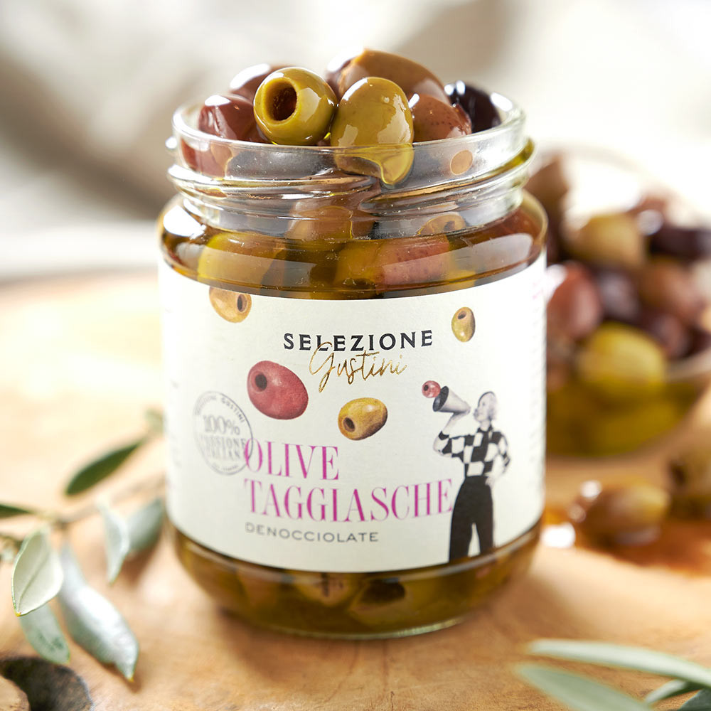 Taggiasca-Oliven - entsteint – mit passenden Accessoires arrangiert