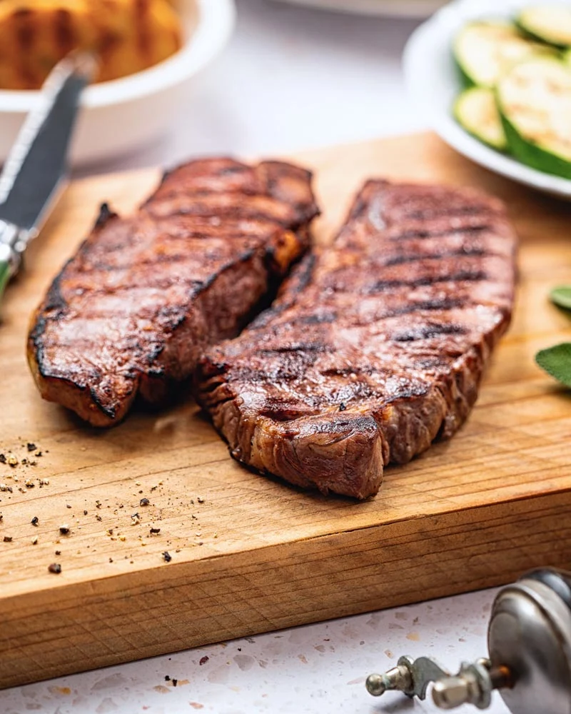 Entrecôte - Bioqualität, 2 Stück Entrecôte - Bioqualität, 2 Stück – ansprechend in Szene gesetzt