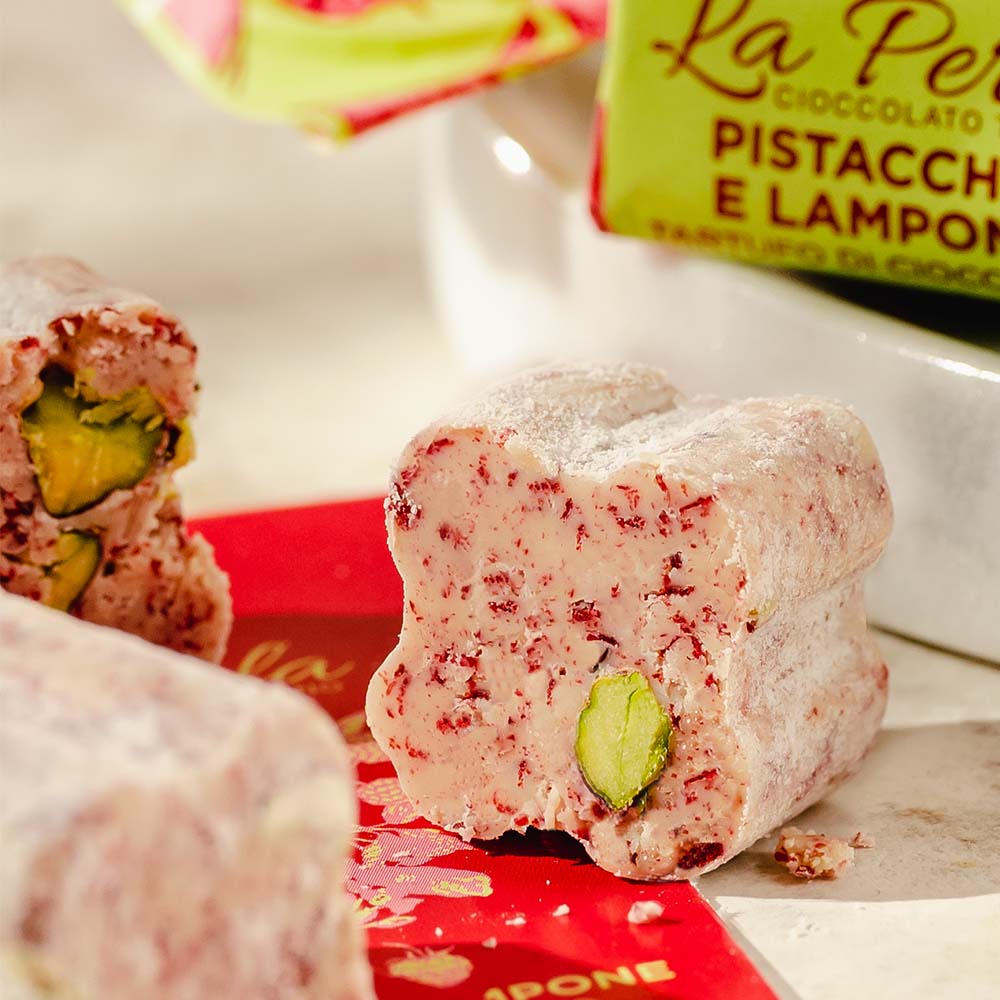 Tartufi - Himbeere und Pistazie – mit passenden Accessoires arrangiert