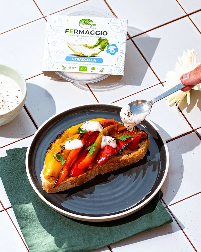 vegane Stracciatella, Streichkäse auf eine belegten Brot mit Gemüse, Straccella