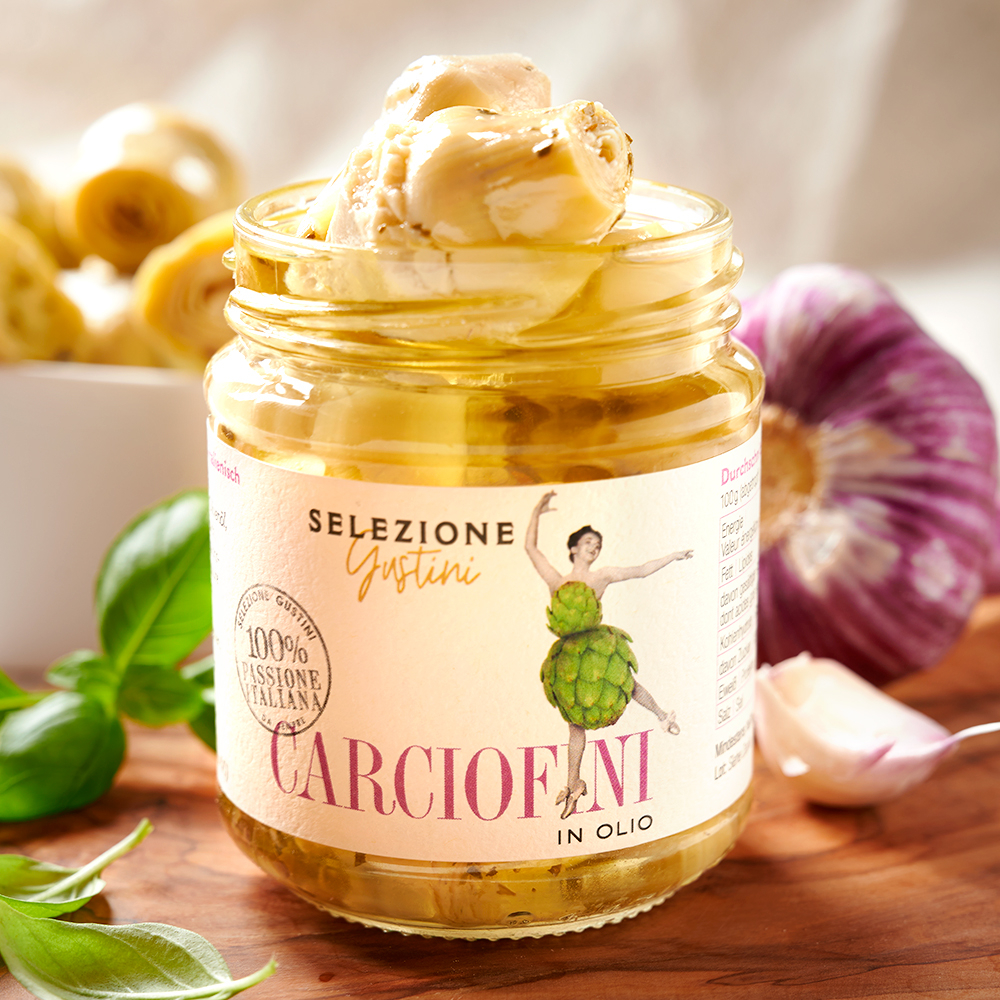 Ganze Artischockenherzen - in Kräuteröl – mit passenden Accessoires arrangiert