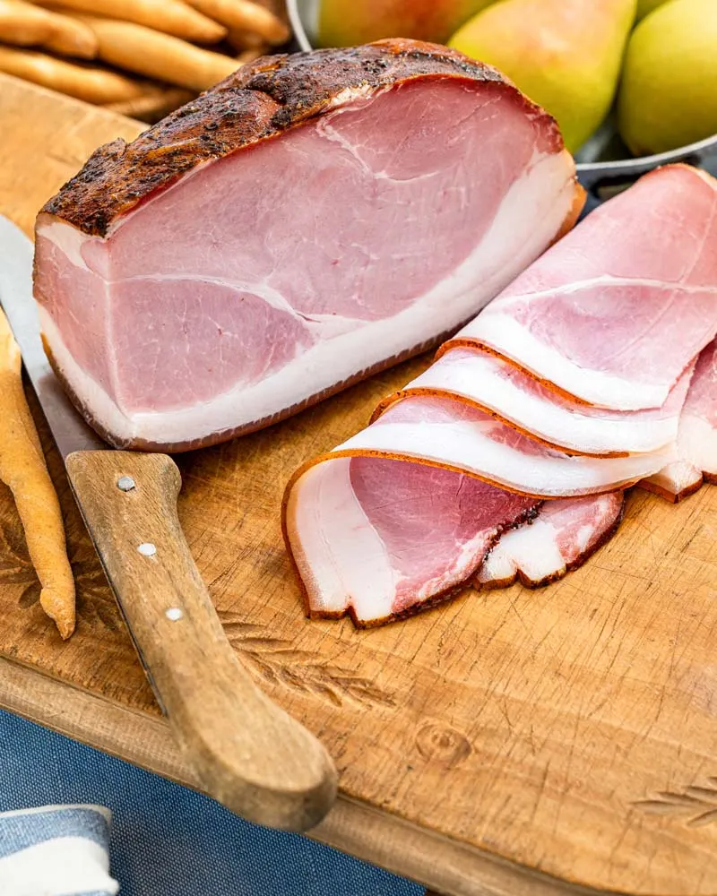 Gekochter Schinken - am Stück – mit passenden Accessoires arrangiert