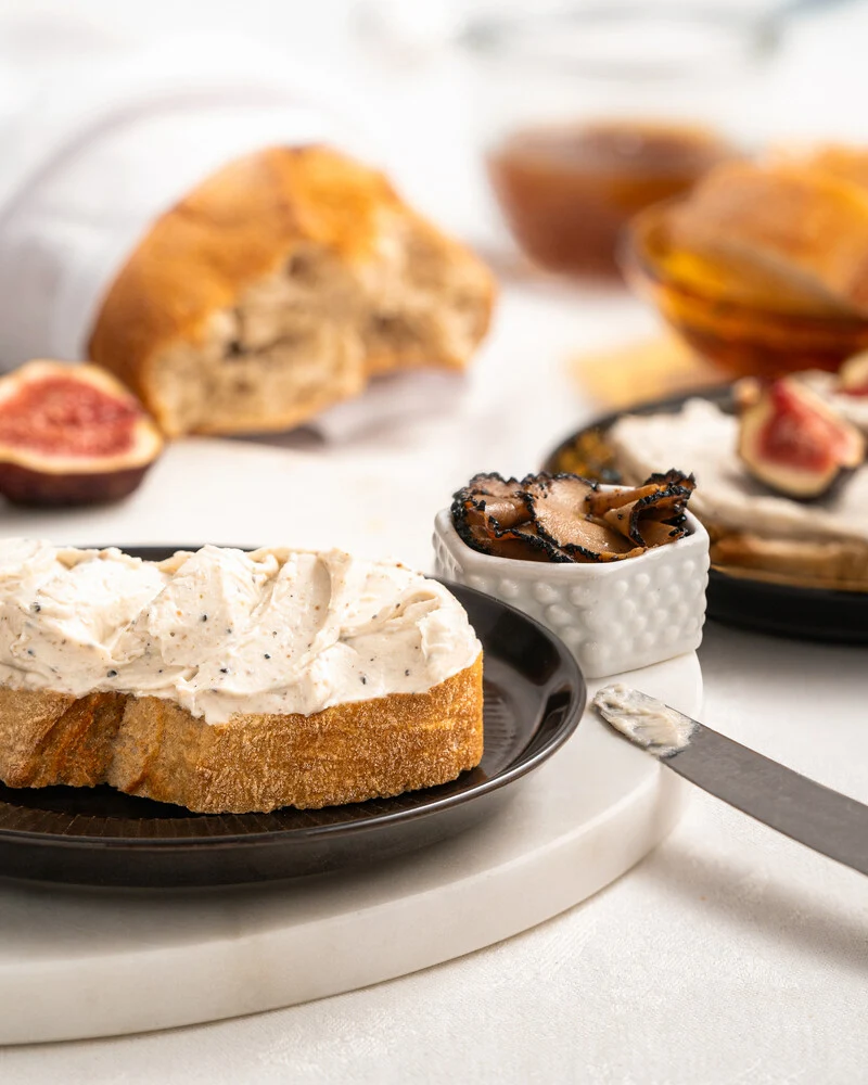 Pecorino-Crème - getrüffelt – mit Trüffel angerichtet