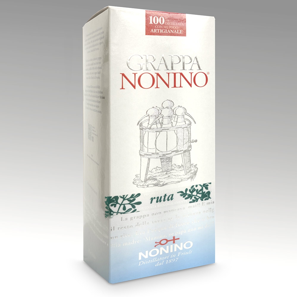 Grappa Friulana alla Ruta – Flasche im Hintergrund