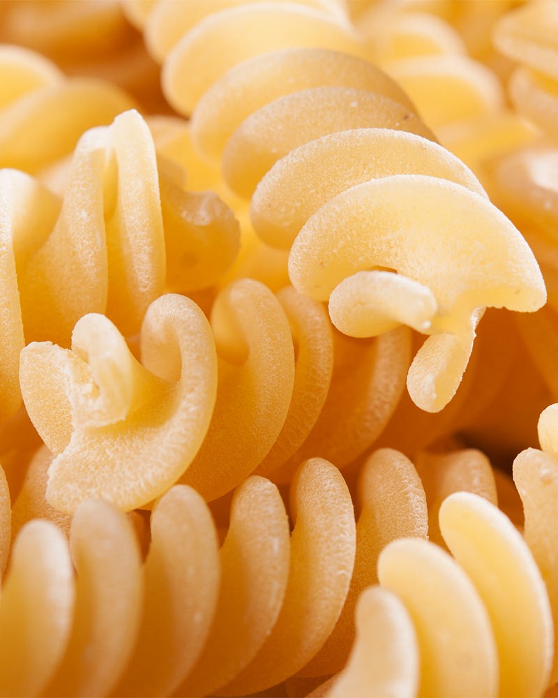 Tortiglioni - Gragnano Pasta IGP – mit passenden Accessoires arrangiert