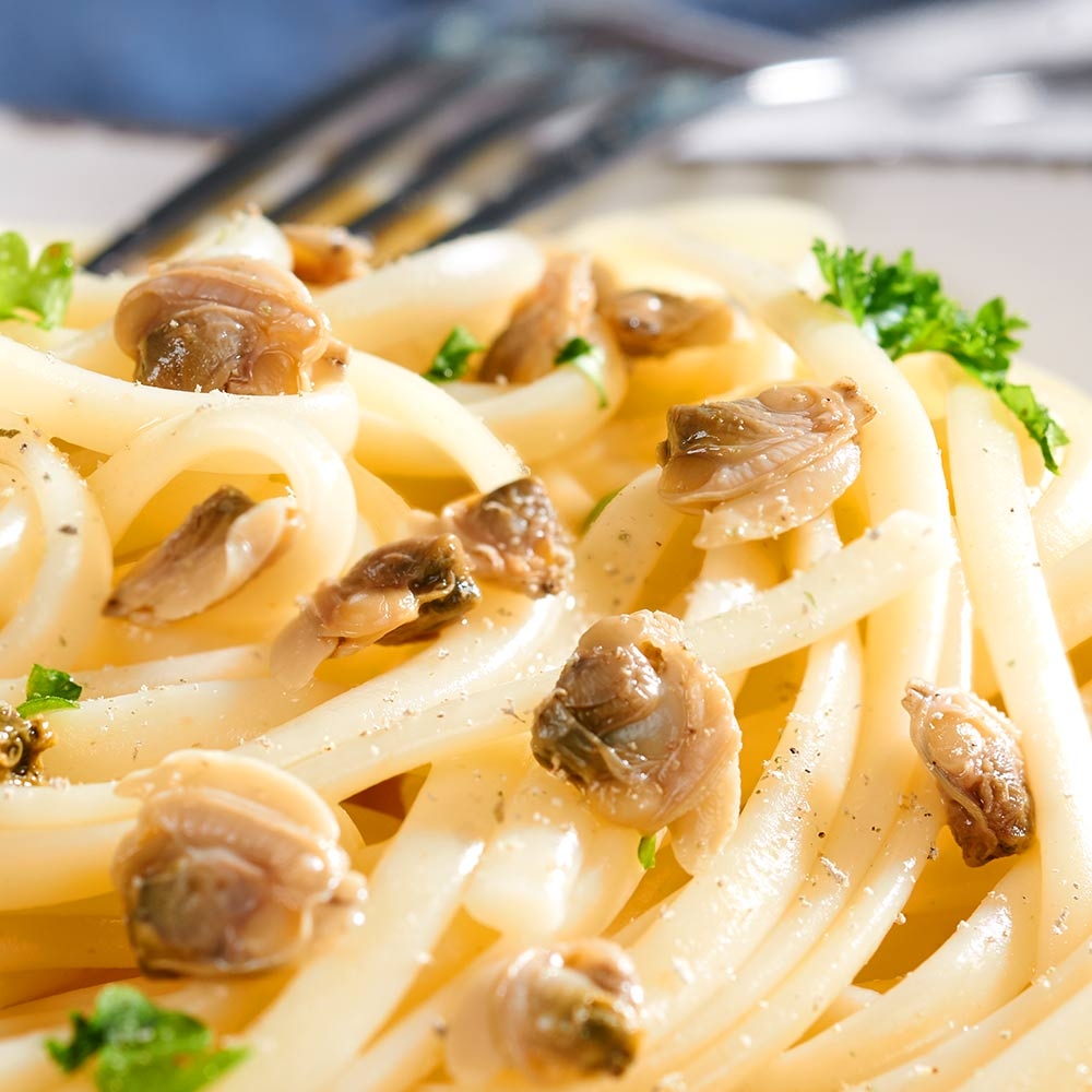 Vongole al naturale – mit passenden Accessoires arrangiert