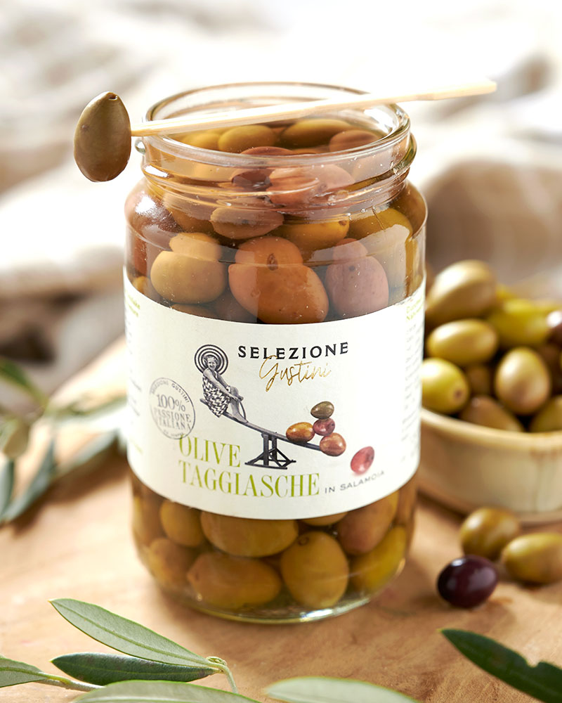 Taggiasca-Oliven in Salzlake – mit passenden Accessoires arrangiert