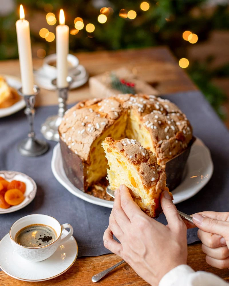 Panettone mit Aprikosen - im Geschenkkarton – mit Schokoladenstücken, Panettone ausgepackt mit Verpackung