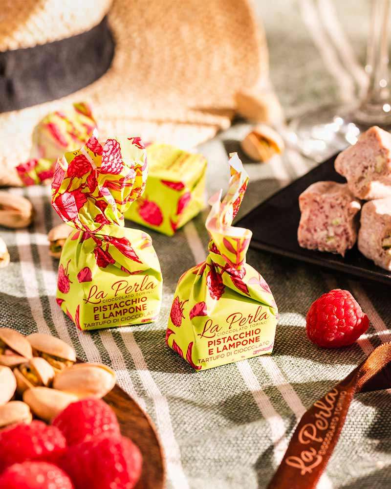 Tartufi - Himbeere und Pistazie – mit passenden Accessoires arrangiert