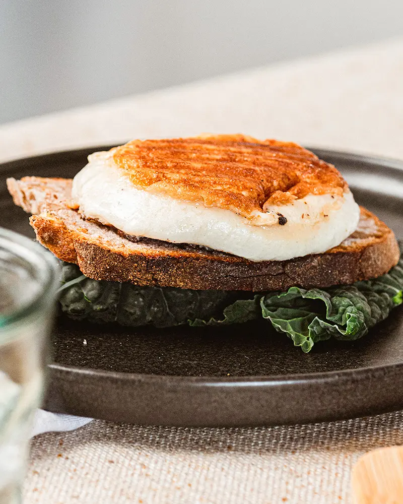 veganer Grillkäse auf einem belegten Brot