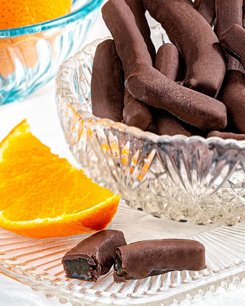 Kandierte Orangenschalen in Schokolade – mit Schokoladenstücken