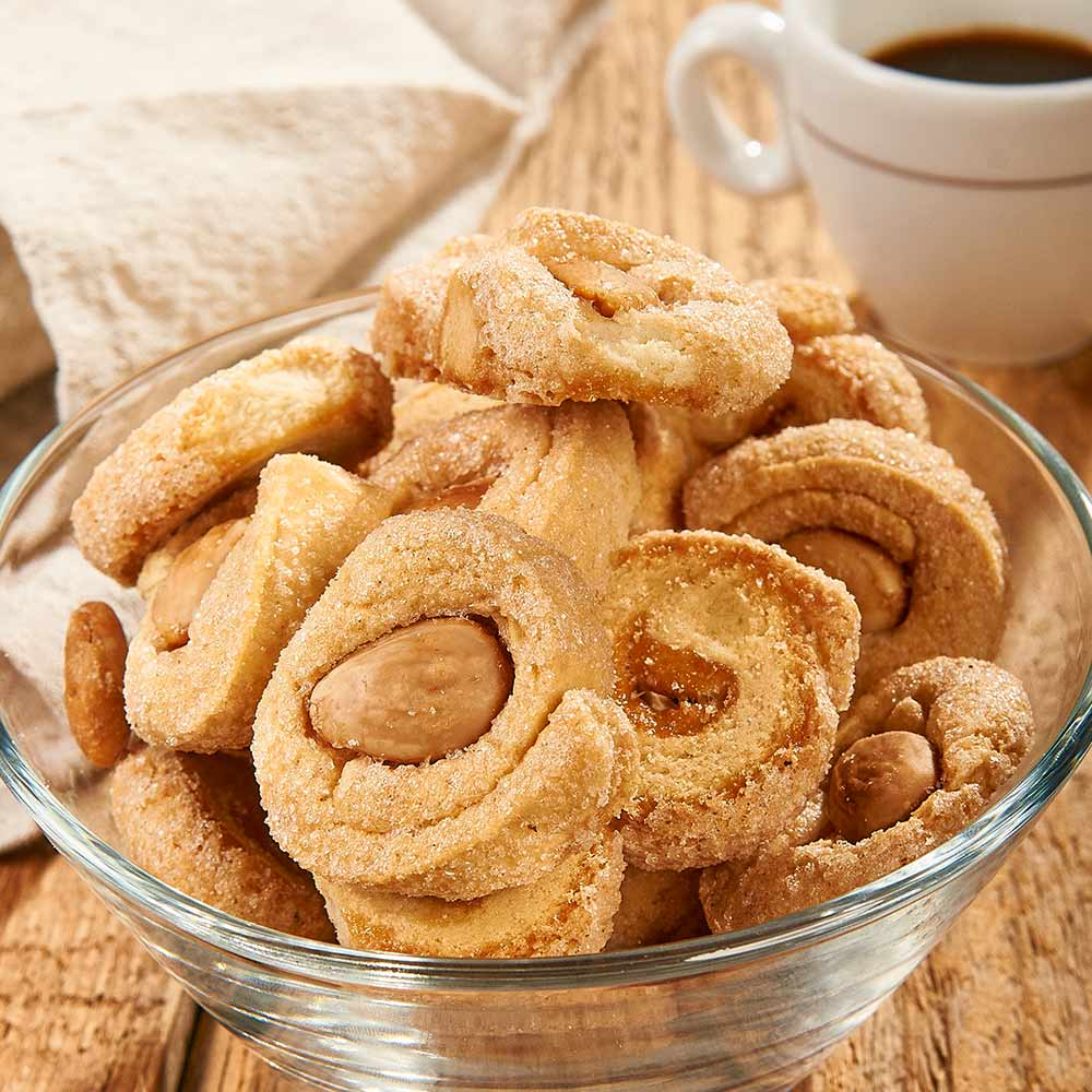 Italienische Mandelkekse – mit passenden Accessoires arrangiert