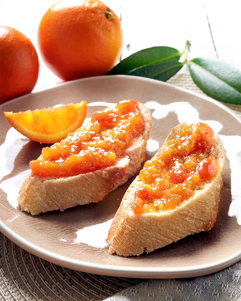 Blutorangen-Marmelade – mit passenden Accessoires arrangiert