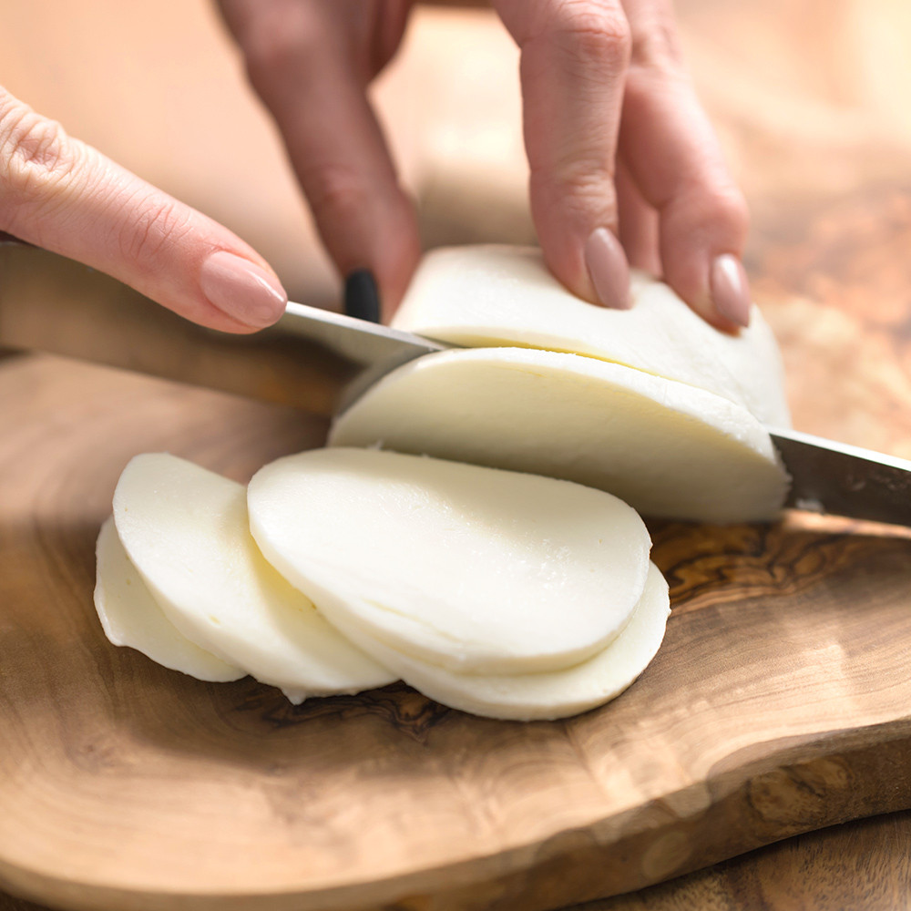 Fior di Latte d'Agerola - Mozzarella für Pizza – mit passenden Accessoires arrangiert