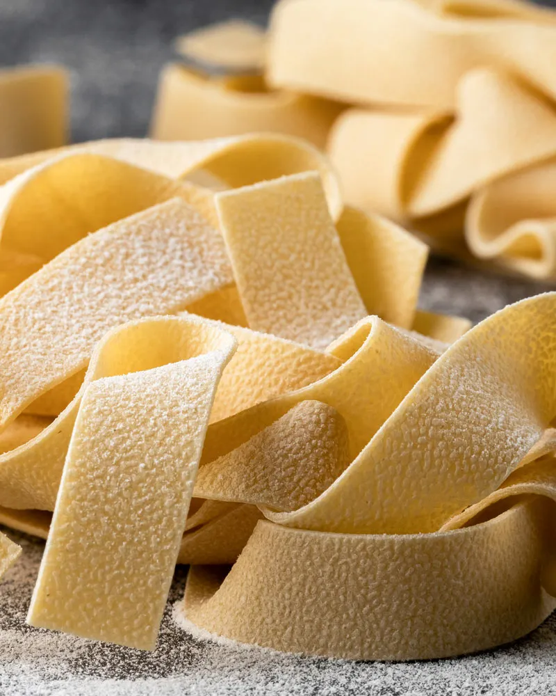 Pappardelle - Premiumpasta mit Ei – mit passenden Accessoires arrangiert