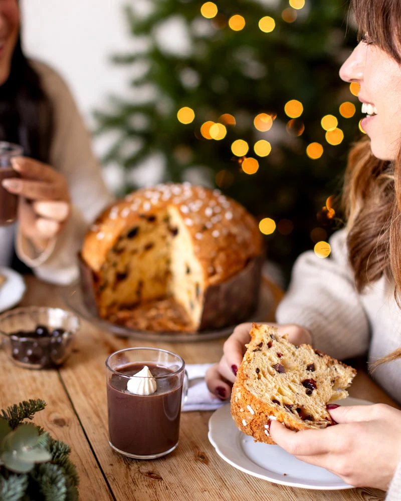 Panettone Schoko-Kirsch - im Geschenkkarton – mit Schokoladenstücken, Panettone ausgepackt mit Verpackung