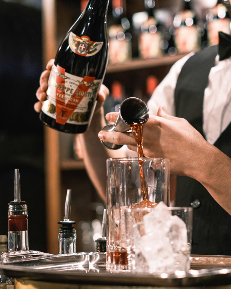 Giusti Wermut - aus dem Balsamicofass – mit passenden Accessoires arrangiert