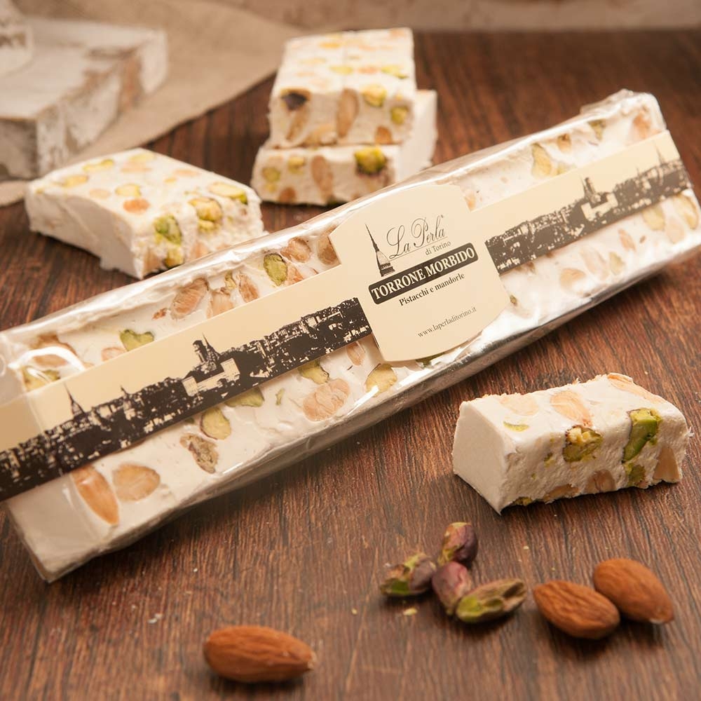 Torrone morbido pistacchi mandorle – mit passenden Accessoires arrangiert