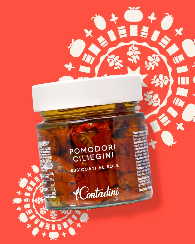 Getrocknete Kirschtomaten – mit passenden Accessoires arrangiert