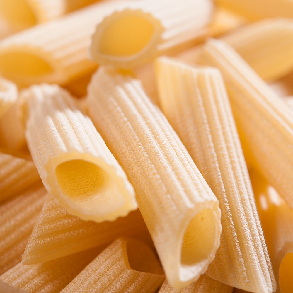 Pennette Rigate - Gragnano Pasta IGP – mit passenden Accessoires arrangiert