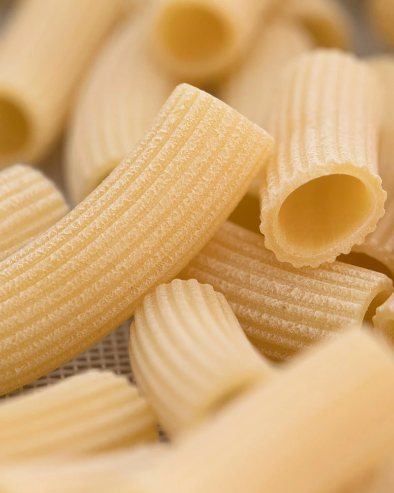 Rigatoni - Premiumpasta – mit passenden Accessoires arrangiert