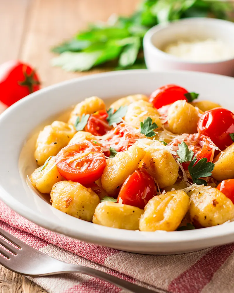 Gnocchi - petites boulettes de pommes de terre italiennes Gnocchi - italienische Kartoffelklößchen – ansprechend in Szene gesetzt