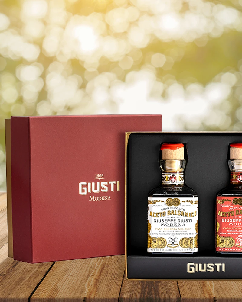 Balsamico Geschenkbox - Denso & Bianco – Flasche im Hintergrund