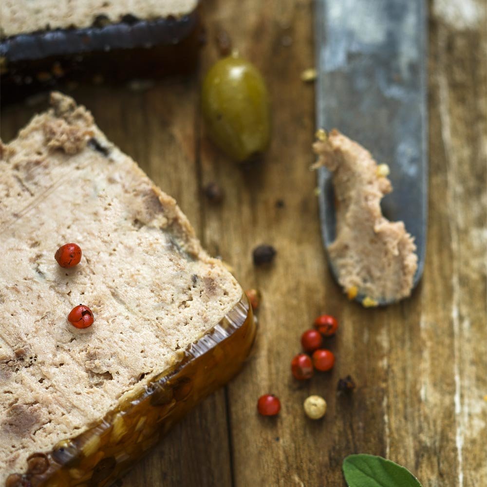Getrüffelte Käsecreme mit Pfeffer – mit Trüffel angerichtet, frisches Brot im Bild